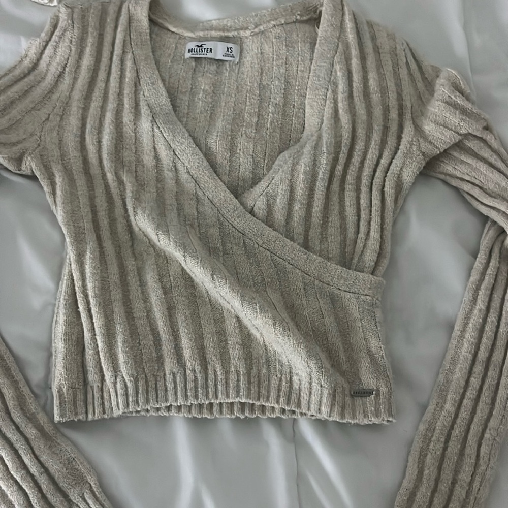 holister longsleve top